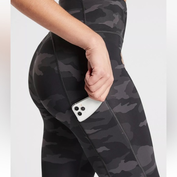 Athleta Black Camo Ultimate 7/8 Stash Pocket Tight Tights Leggings - Picture 5 of 11